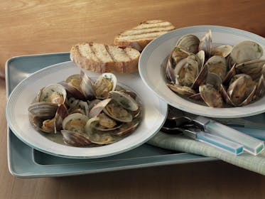 White Wine and Garlic Steamed Clams