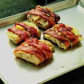 Filets de flétan enveloppés de bacon