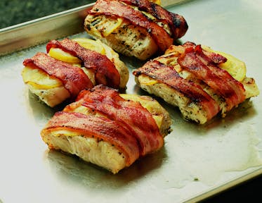 Filets de flétan enveloppés de bacon