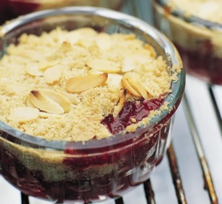 APPLE &amp; RASPBERRY CRUMBLE WITH CUSTARD OR CRÈME FRAÎCHE  | Desserts Recipes | Weber Grills