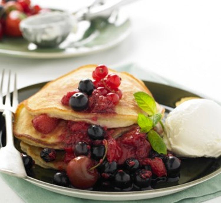 AMERICAN PANCAKES WITH SUMMER FRUITS