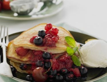 AMERICAN PANCAKES WITH SUMMER FRUITS
