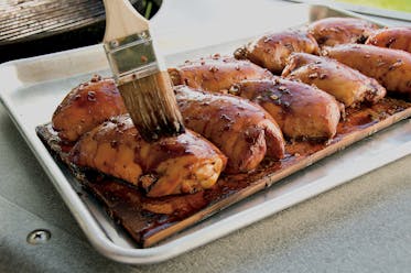Hauts de cuisse de poulet sur planche de cèdre