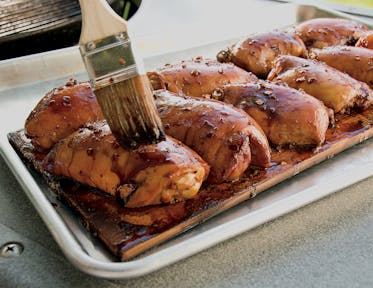 Hauts de cuisse de poulet sur planche de cèdre