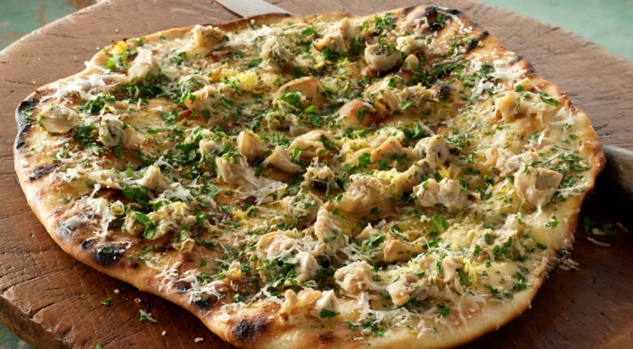 New-Haven-Style-Clam-and-Garlic-Pizza